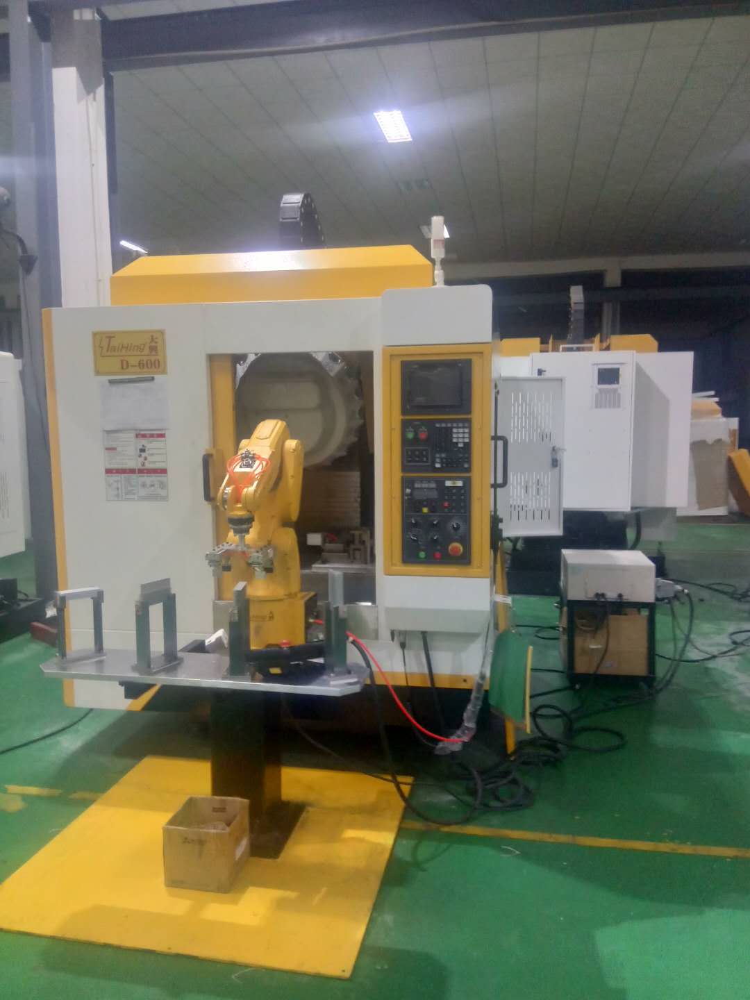 高速钻孔攻牙机D-600 (带机械手，全自动上下料）